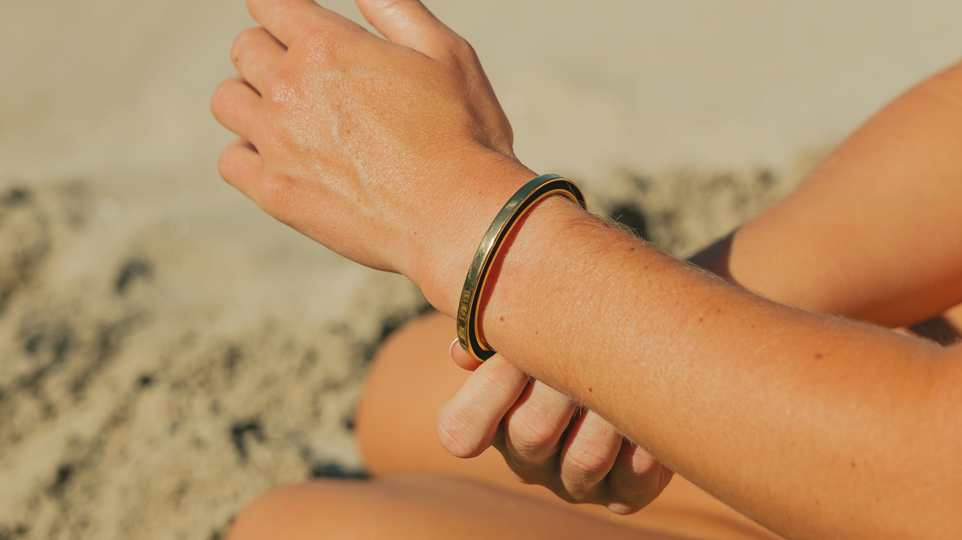 Y2K Revival: How to Style Claw Clips, Butterfly Clips & Scrunchies in 2025